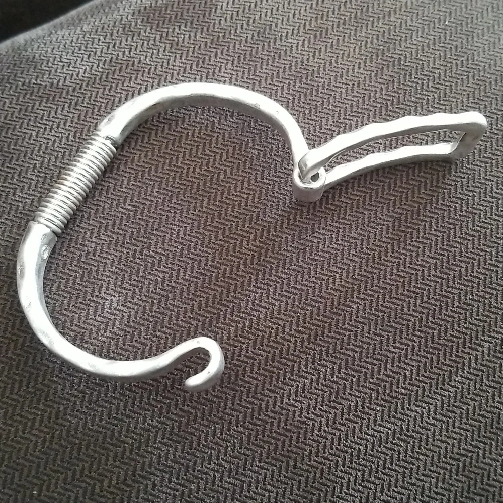 POMINA Hammered Handmad Bangle Cuff Bracelet - Picture 3 of 5